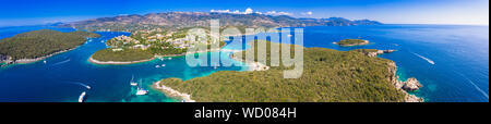 Luftaufnahme von iconic Paradies Sandstrände mit türkisblauem Meer in komplexen Inseln von Agios Nikolaos und Mourtos in Sivota, Epirus, GRIECHENLAND Stockfoto