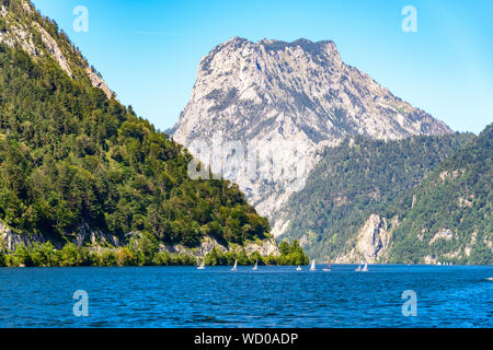 Blick auf den Traunsee, dem Traunsee von Ebensee mit Boote, Segelboot, Segelboote, Alpen Berge in der Nähe Traunkirchen, Bad Ischl. Salzkammergut, Oberosterreic Stockfoto