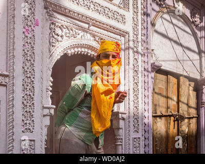 Lokale Beobachten von Leuten feiern Holi Holiday, Mathura, Uttar Pradesh, Indien, Asien Stockfoto