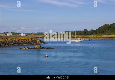 8. August 2019 ein am Eingang der Marina an der Ardglass Harbor County Down Nordirland auf einem schönen ruhigen Nachmittag kleine Stockfoto