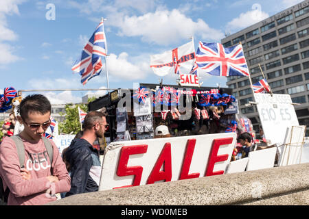 Touristen Einblick in verschiedene Souvenirs zum Verkauf an einer am Südufer der Themse in London, Vereinigtes Königreich Stockfoto