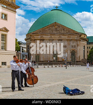 Musiker, die vor der St. Hedwigs-Kathedrale auf dem Bebelplatz (ehemals Opernplatz) spielen, gegenüber der Humboldt Universität, Berlin Deutschland Stockfoto