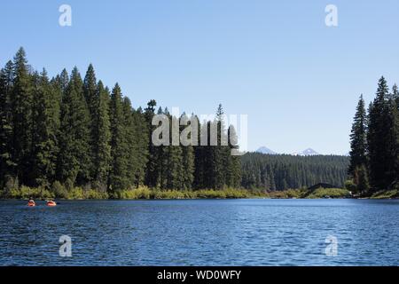 Ein paar in Kajaks auf Clear Lake in Osage County, Oregon, USA. Stockfoto