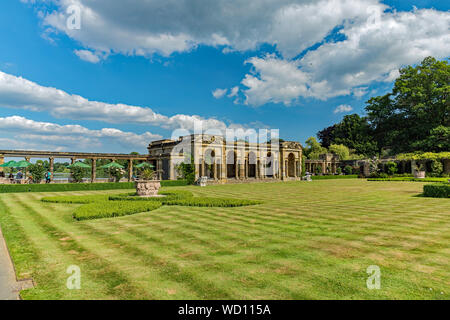 Das am See gelegene Loggia an Hever Castle aus Gärten Stockfoto