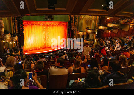 Menschen besuchen die New Amsterdam Theatre, Broadway Theater bei 214 West 42nd Street zwischen der 7. und 8. der Alleen im Theater. Stockfoto