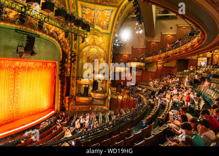 Menschen besuchen die New Amsterdam Theatre, Broadway Theater bei 214 West 42nd Street zwischen der 7. und 8. der Alleen im Theater. Stockfoto