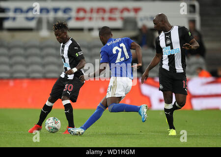 NEWCASTLE UPON TYNE AUG 28TH Newcastle United Christian Atsu in Aktion mit Ricardo Pereira von Leicester City und Newcastle United Jetro Willems während der carabao Pokalspiel zwischen dem Newcastle United und Leicester City im St. James's Park, Newcastle Mittwoch, 28. August 2019. (Credit: Mark Fletcher | MI Nachrichten) Credit: MI Nachrichten & Sport/Alamy leben Nachrichten Stockfoto