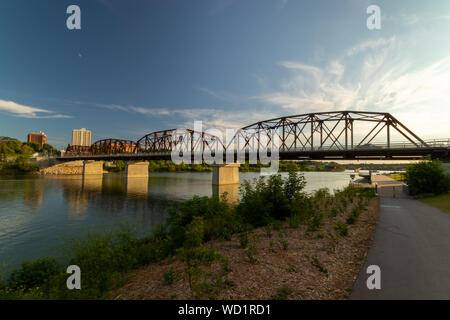 Die Victoria Street Bridge in Saskatoon Saskatchewan Kanada Stockfoto