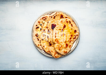 Indisches essen: Naan Brot Teller mit Butter Stockfoto