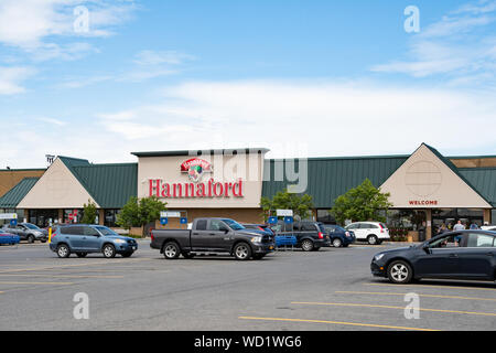 Ein hannaford Supermarket mit Fahrzeugen und Kunden auf dem Parkplatz in Amsterdam, NY, USA, eine Einzelhandelskette Lebensmittelgeschäft Stockfoto