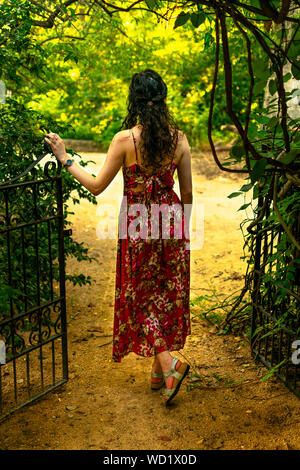 Eine Frau in einem roten Kleid. Stockfoto