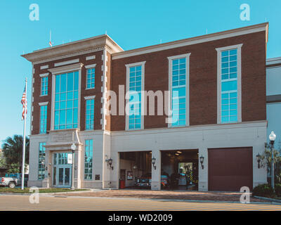 Die Stadt Maitland Feuerwehr Abteilung mit Feuerwehr fahrzeuge in der Innenstadt von Maitland Florida. Stockfoto