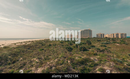 New Smyrna Beach von Smynra Dunes Park mit Menorca Condominiums. Stockfoto