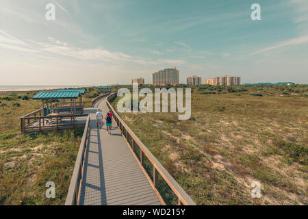 Ältere Wanderer fit und aktiv Wandern auf dem Smyrna Dünen Promenade in New Smyrna Beach. Stockfoto