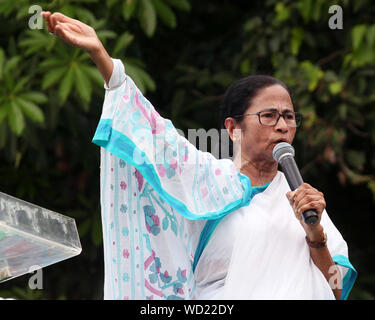 Kolkata, Indien. 28 Aug, 2019. West Bengal Chief Minister Mamata Banerjee Adressen Trinamool Congress Chatra Parishad oder tmcp Aktivistinnen anlässlich der TMCP-Stiftung. (Foto durch Saikat Paul/Pacific Press) Quelle: Pacific Press Agency/Alamy leben Nachrichten Stockfoto