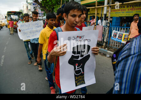 Kolkata, Indien. 28 Aug, 2019. Indische behinderten Athleten halten Plakate hoch, bei einer Rallye zu fördern und das Bewusstsein für die Rechte der Sportler mit Behinderungen erstellen. Jedes Jahr am 28. August zivile Welfare Foundation (CWF) betreibt einen einzigartigen Spaziergang Disability Sports zu feiern und die Masse auf die Paralympics. Credit: SOPA Images Limited/Alamy leben Nachrichten Stockfoto