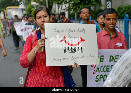 Kolkata, Indien. 28 Aug, 2019. Indische behinderten Athleten halten Plakate hoch, bei einer Rallye zu fördern und das Bewusstsein für die Rechte der Sportler mit Behinderungen erstellen. Jedes Jahr am 28. August zivile Welfare Foundation (CWF) betreibt einen einzigartigen Spaziergang Disability Sports zu feiern und die Masse auf die Paralympics. Credit: SOPA Images Limited/Alamy leben Nachrichten Stockfoto