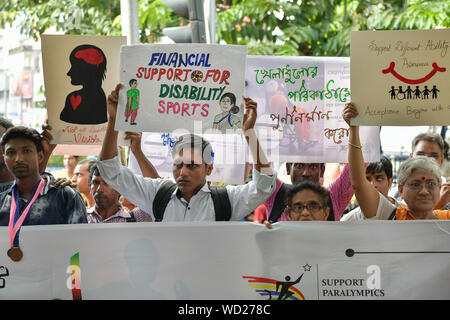 Kolkata, Indien. 28 Aug, 2019. Indische behinderten Athleten halten Plakate hoch, bei einer Rallye zu fördern und das Bewusstsein für die Rechte der Sportler mit Behinderungen erstellen. Jedes Jahr am 28. August zivile Welfare Foundation (CWF) betreibt einen einzigartigen Spaziergang Disability Sports zu feiern und die Masse auf die Paralympics. Credit: SOPA Images Limited/Alamy leben Nachrichten Stockfoto