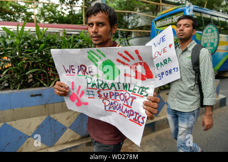 Kolkata, Indien. 28 Aug, 2019. Indische behinderten Athleten halten Plakate hoch, bei einer Rallye zu fördern und das Bewusstsein für die Rechte der Sportler mit Behinderungen erstellen. Jedes Jahr am 28. August zivile Welfare Foundation (CWF) betreibt einen einzigartigen Spaziergang Disability Sports zu feiern und die Masse auf die Paralympics. Credit: SOPA Images Limited/Alamy leben Nachrichten Stockfoto