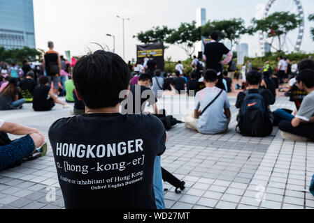 Hongkong, China. 28 Aug, 2019. Die demonstranten hören Sie verschiedene Redner während der Demonstration. regierungsfeindlichen Demonstranten sammelten in Unterstützung der Luftfahrt Beschäftigten, wurde sie aufgrund ihrer politischen Ansichten und die Teilnahme an verschiedenen Demonstrationen gegen die Auslieferung. Verschiedene Politiker reden vor den Demonstranten zu Pacific Place marschierten und eine "Lennon Wall' erstellt. Credit: SOPA Images Limited/Alamy leben Nachrichten Stockfoto