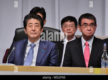 Der japanische Ministerpräsident Shinzo Abe (L) und Außenminister Kono Taro nehmen an der Eröffnungsfeier der TICAD" 7 (die siebte Tokyo International Conference on African Development) im Pacifico Yokohama Conference Center in Yokohama, Japan Kanagawa-Prefecture am 28 August, 2019. Stockfoto