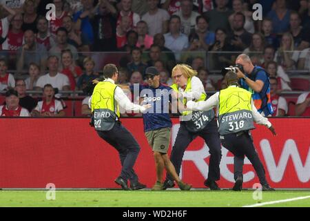 Amsterdam, Niederlande. 28 Aug, 2019. Ein Streaker während der UEFA Champions League Play-offs 2. bein Ajax-Apoel am 28. August 2019 in Amsterdam, Niederlande. (Foto von Sander Chamid/SCS/AFL0 (HOLLAND) Quelle: Lba Co.Ltd./Alamy leben Nachrichten Stockfoto