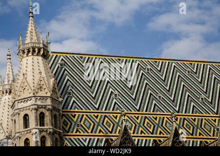 Die bunten geometrischen St. Stephen's Cathedral (Stephansdom) im Zentrum von Wien, Österreich. Stockfoto