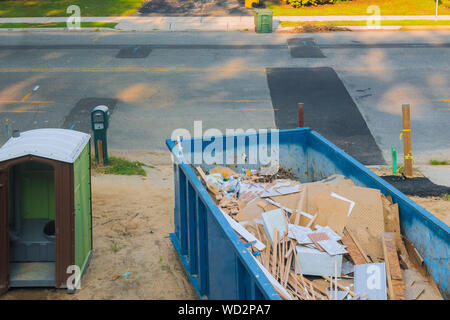 Umbau Bau blau Bau Container mit tragbaren chemische Toiletten für neues Haus im Bau gefüllt Stockfoto