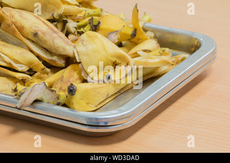 Bananenschale in Fach auf Holz Tisch Hintergrund Stockfoto