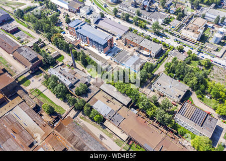 Drone Bild der Vorort Industriegebiet mit alten Lagerhäuser und Storages. rostige Dächer, Ansicht von oben Stockfoto