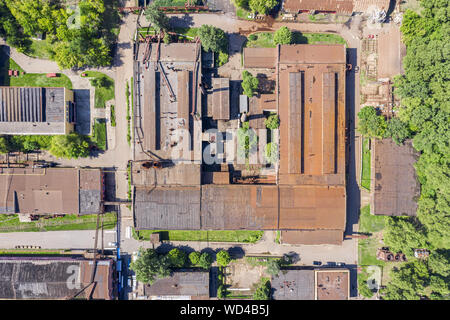 Rostige Dächer der alten Fabrik- und Lagerhallen im City Industrial Zone.Drone Bild Stockfoto