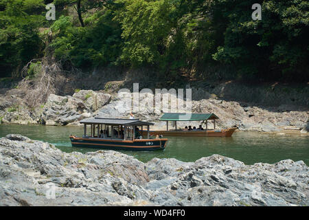 Katsura Fluss, Kyoto, Japan - Juli 7,2019: Touristen auf die Boote in der katsura Fluss Stockfoto
