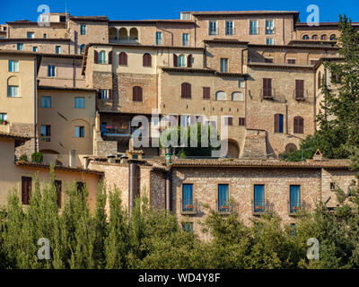 Alte Häuser in Assisi, Italien. Die engen Gassen der historischen Stadt in Umbrien, Italien. Beliebte Reise- und Wallfahrtsort Stockfoto