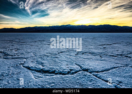 Sonnenuntergang über den Panamint Mountains von Badwater Salt Flats im Death Valley, Kalifornien gesehen. Stockfoto