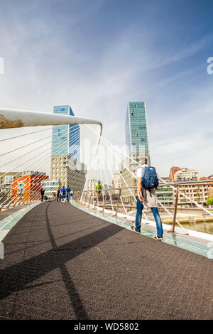 Calatrava Brücke, auch genannt Zubizuri Bridge, Bilbao, Spanien Stockfoto