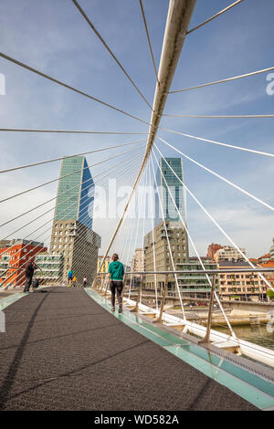 Calatrava Brücke, auch genannt Zubizuri Bridge, Bilbao, Spanien Stockfoto