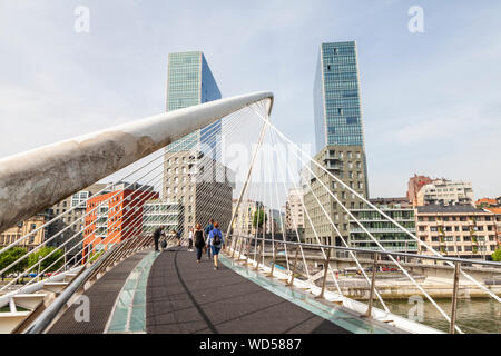 Calatrava Brücke, auch genannt Zubizuri Bridge, Bilbao, Spanien Stockfoto