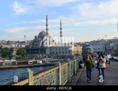 Die yeni Cami Moschee wie von der Galata Brücke gesehen. Stockfoto