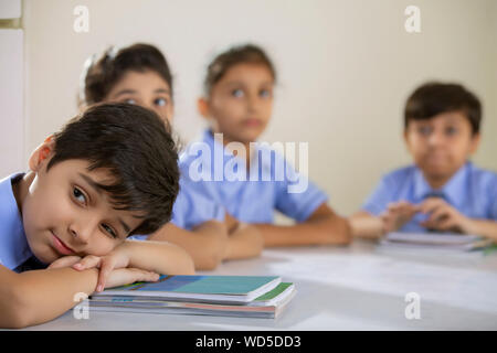 Kinder in einem Klassenzimmer sitzen Stockfoto