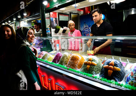 Kumpir (eine Mega große Ofenkartoffel gefüllt mit vielen leckeren Füllungen) Kartoffel ist eine sehr beliebte street Food in Ortakoy, Istanbul Stockfoto