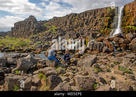 Silfra oxararfoss Wasserfall über den Riss im Nationalpark Thingvellir gießen Stockfoto