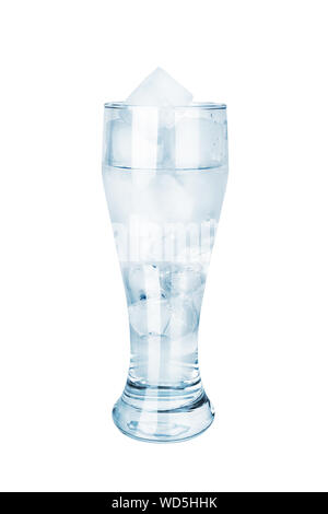 Ein transparentes Glas voll cool, kristallklares Wasser und Eiswürfel auf weißem Hintergrund, blaue Tasse kaltes Mineralwasser eisige Wasser, Tonic Stockfoto