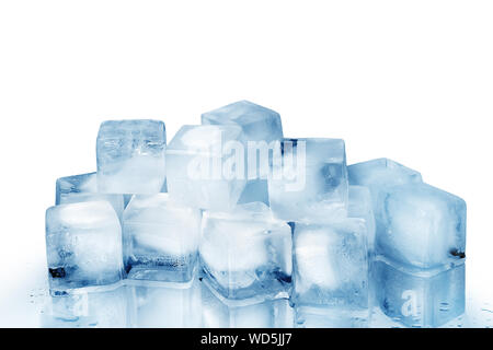 Eiswürfel auf weißem Glas Spiegel Hintergrund mit Reflexion isoliert, eine Menge blau transparent Frozen zerkleinert Eiswürfel, klar, verschüttetes Wasser Stockfoto