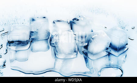 Eiswürfel auf weißem Glas Spiegel Hintergrund mit Reflexion Nahaufnahme, Ansicht von oben transparent blau gefroren zerkleinert Eiswürfel klar geschmolzen kühles Wasser verschüttet Stockfoto