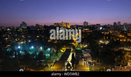 Sicht in der Dämmerung von West Jerusalem aus der oberen Sentry Pfad der Mauern der alten Stadt in Jerusalem Israel Stockfoto
