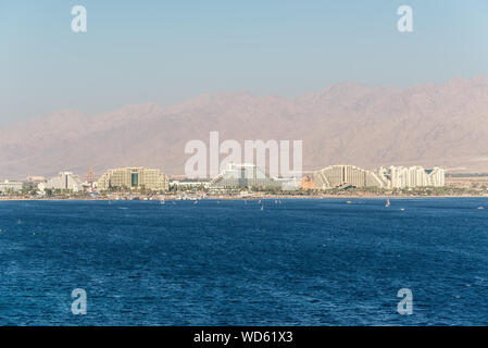 Eilat, Israel - 7 November, 2017: Blick von Cargo Port auf Eilat Stadt - berühmte touristische und Resort in Israel statt. Stockfoto