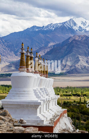 Viele Buddhistische weißen Stupas und Himalaya Gebirge im Hintergrund in der Nähe von Shey Palast in Ladakh, Indien. Close Up. Eine berühmte Tibetische Tempel in Ladakh, ICH Stockfoto