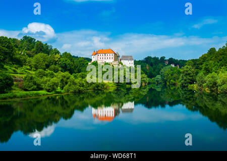 Wunderschöne alte Burg von Ozalj, Fluss Kupa in der Stadt von Ozalj, Kroatien Stockfoto