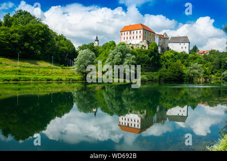 Wunderschöne alte Burg von Ozalj, Fluss Kupa in der Stadt von Ozalj, Kroatien Stockfoto