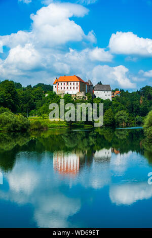 Wunderschöne alte Burg von Ozalj, Fluss Kupa in der Stadt von Ozalj, Kroatien Stockfoto